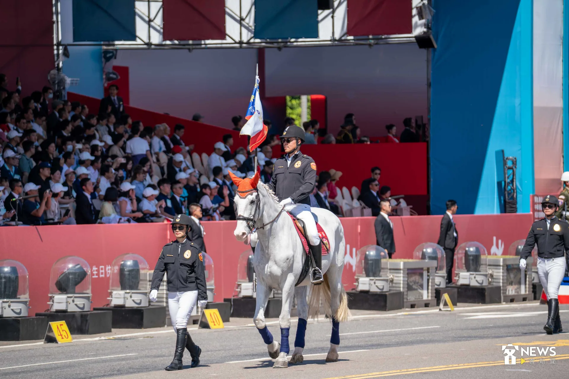 新北市騎警隊擔任「英雄車隊」前導，成為場上矚目焦點。范修語攝