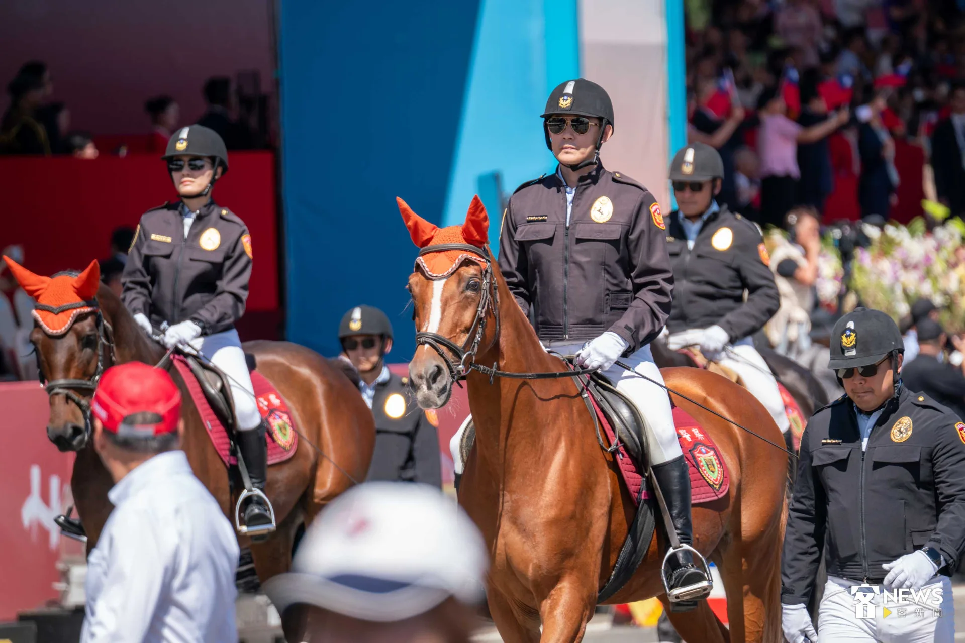 新北市騎警隊擔任「英雄車隊」前導，成為場上矚目焦點。范修語攝
