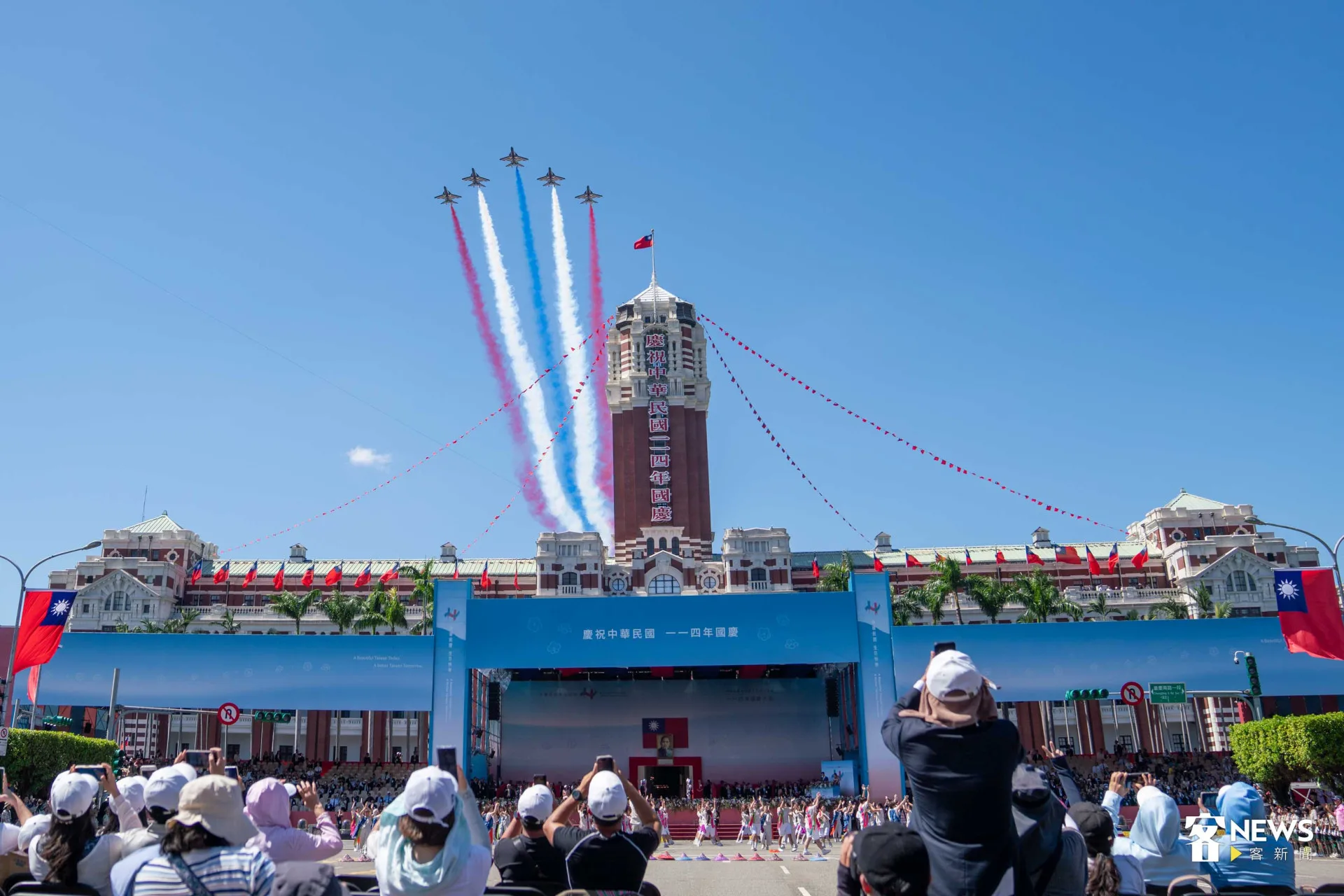 勇鷹高教機施放彩煙、飛越總統府上空。范修語攝