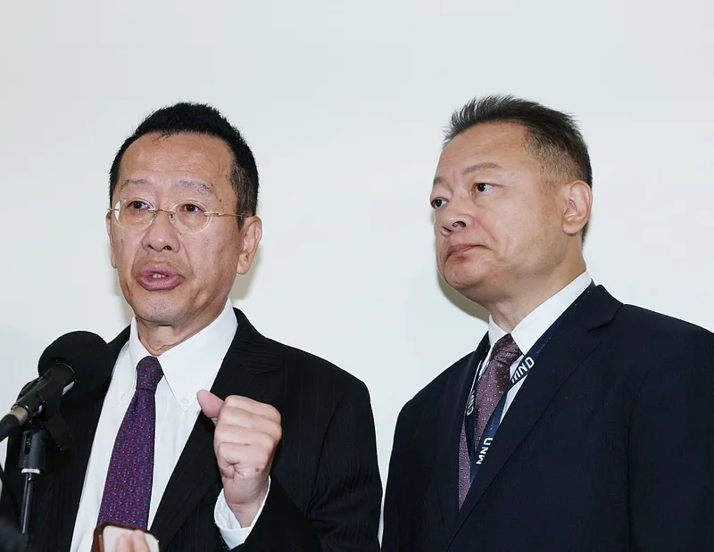 國防部長顧立雄（左）13日表示，對於潛艦建造完成有信心，但裝備測試與調校需要時間，要在11月交艦確實具有很大挑戰性。中央社