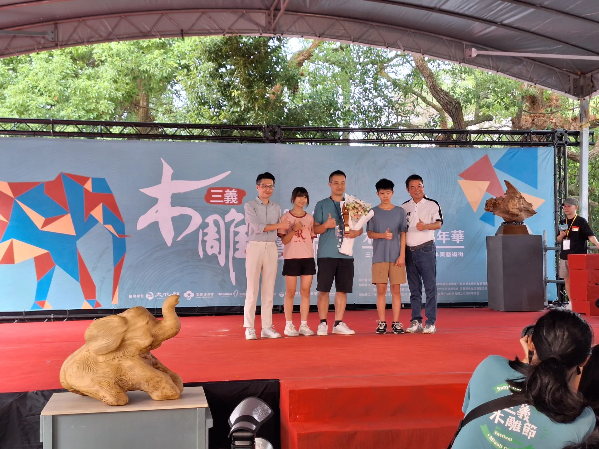 裕隆木雕薪傳獎得主許哲源（左三）。