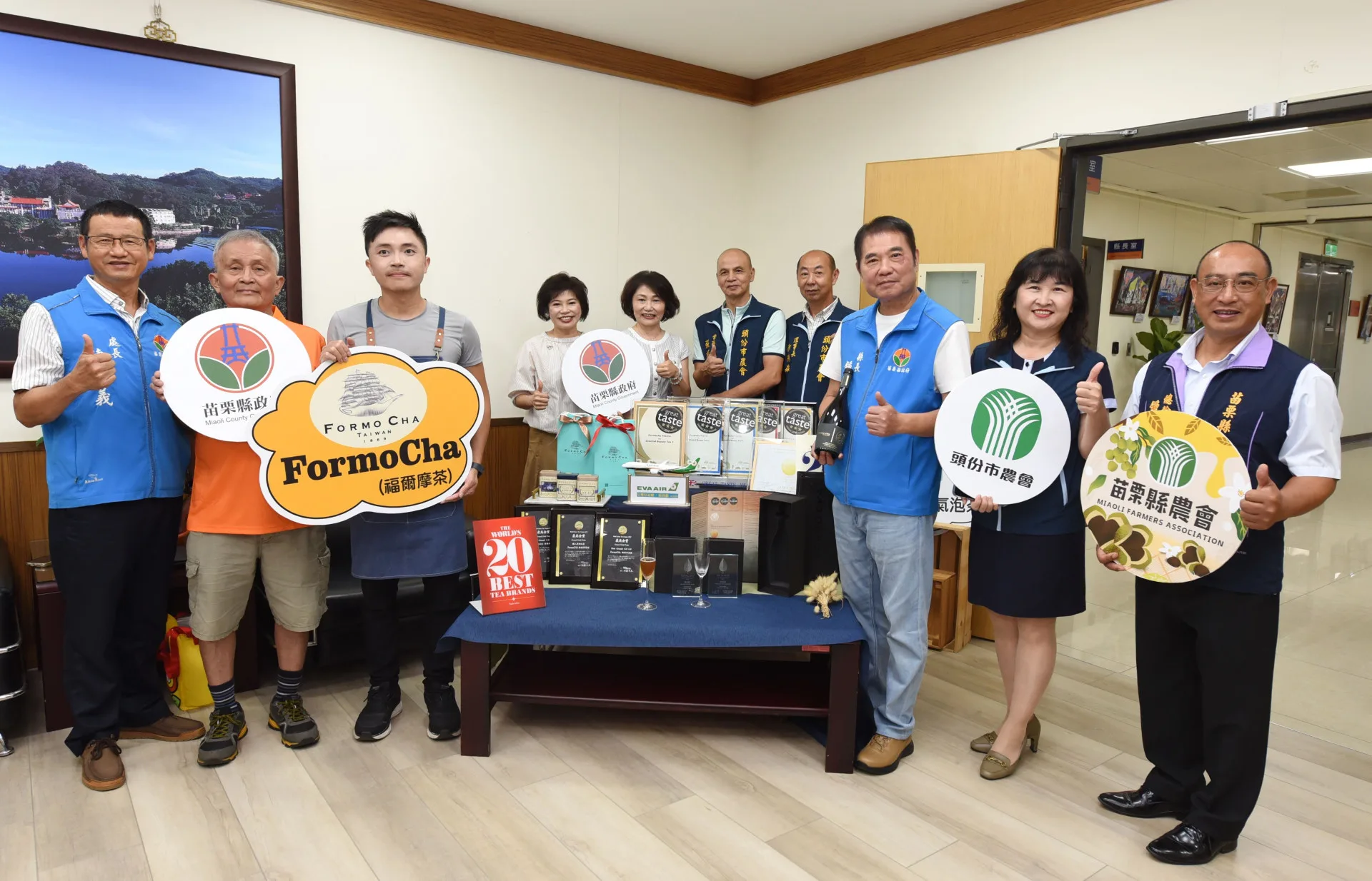 苗栗縣長鍾東錦（右3）表揚青年製茶師張家齊（左3）。苗縣府提供