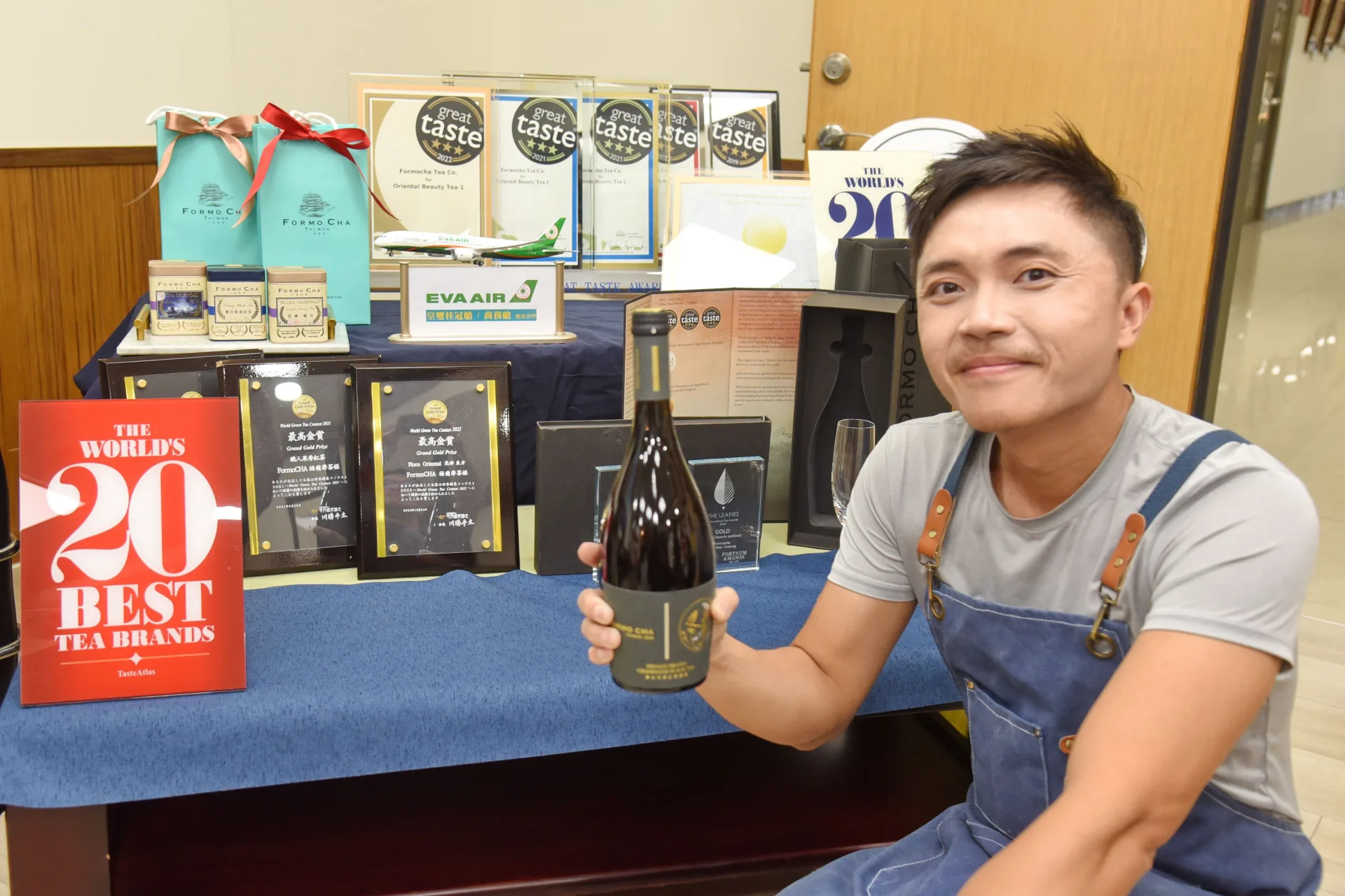 張家齊展示香檳茶。