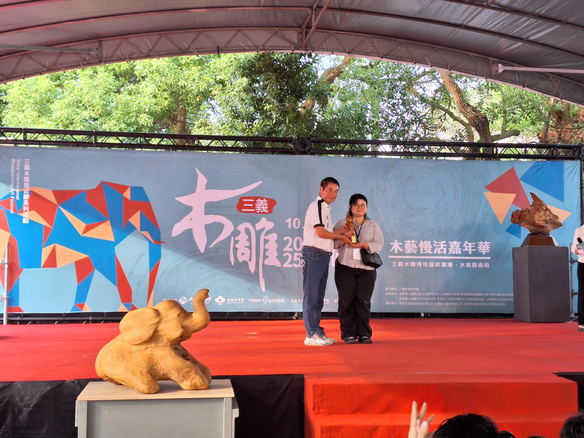 當代木雕大獎得主林虹妤（右）。