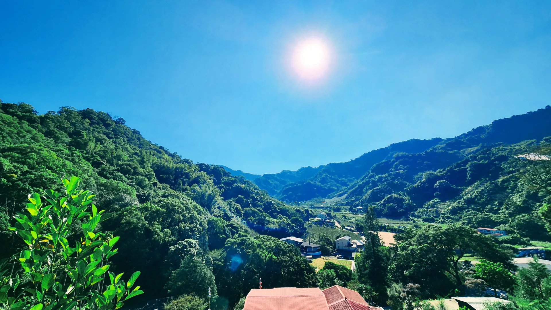 龍神山水祭遶境，行經在地龍神屋背山上，視野十分遼闊，感受大茅埔萬巒疊翠的客庄里山大景。