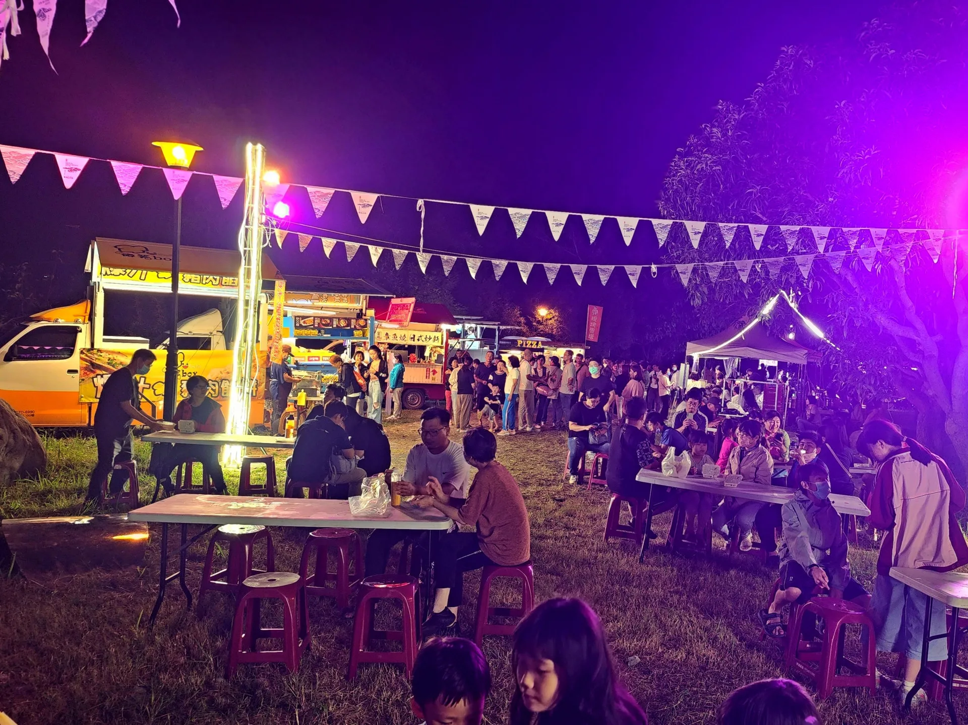 龍神山水音樂祭旁就有市集，可隨時邊聽音樂邊填飽肚子。