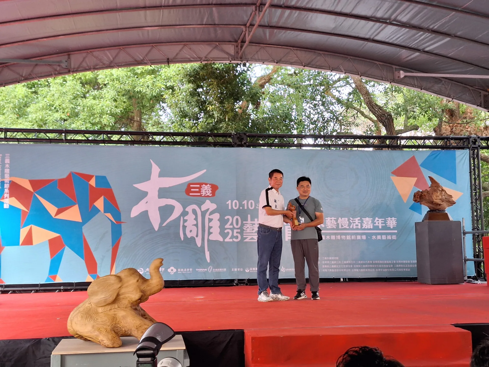 工藝經典大獎得主吳忠霖（右）。