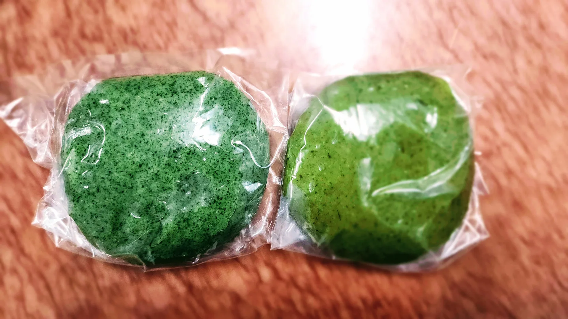 咬人貓粄（左），顏色相較於傳統艾粄翠綠，吃完口齒回甘一整天，山水祭祭典限定100片，提供在地學生義賣。