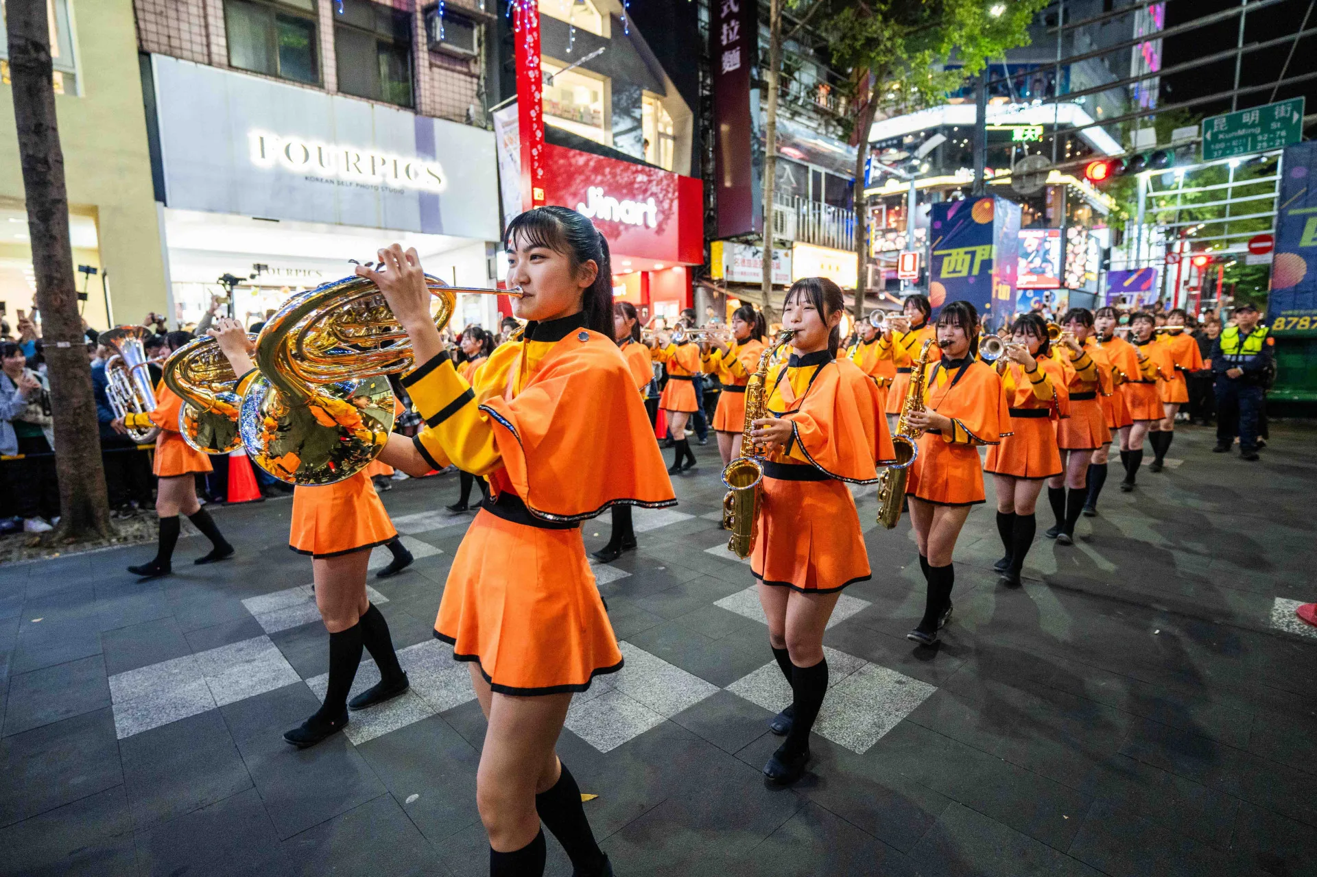 橘高校吹奏樂部2023年西門町踩街演出。文化總會提供