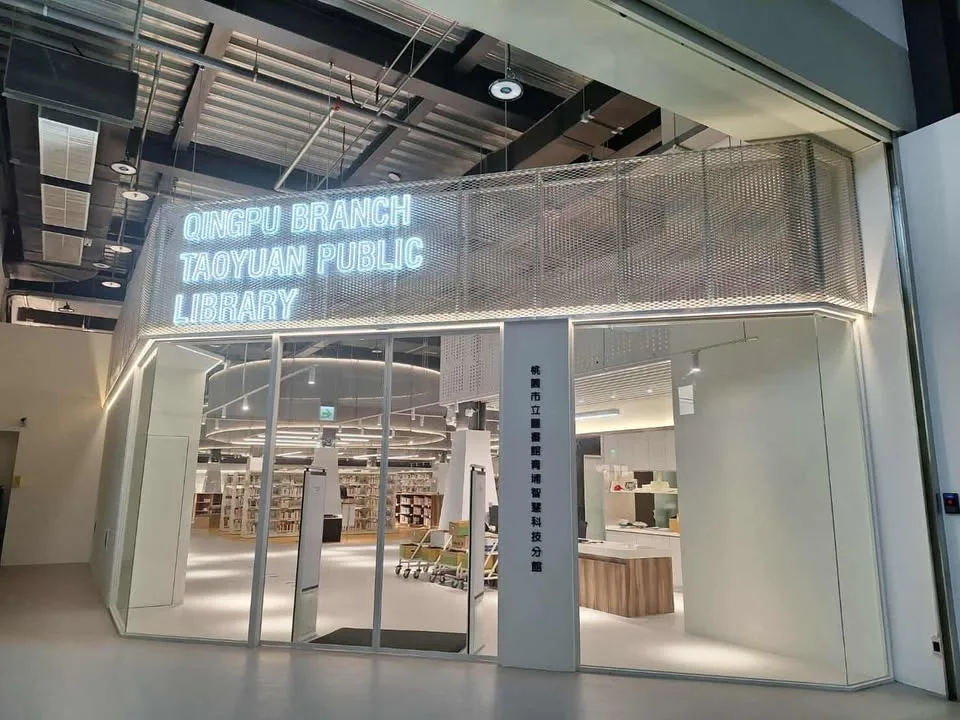 分館館藏逾2萬3千冊,提供超過50種報紙與期刊,另備有3千餘本兒童讀物,規劃服務櫃台、一般閱覽區、期刊報紙區、資訊檢索區、研習教室與兒童閱覽室等空間,打造舒適多元的閱讀環境。桃園市立圖書館提供