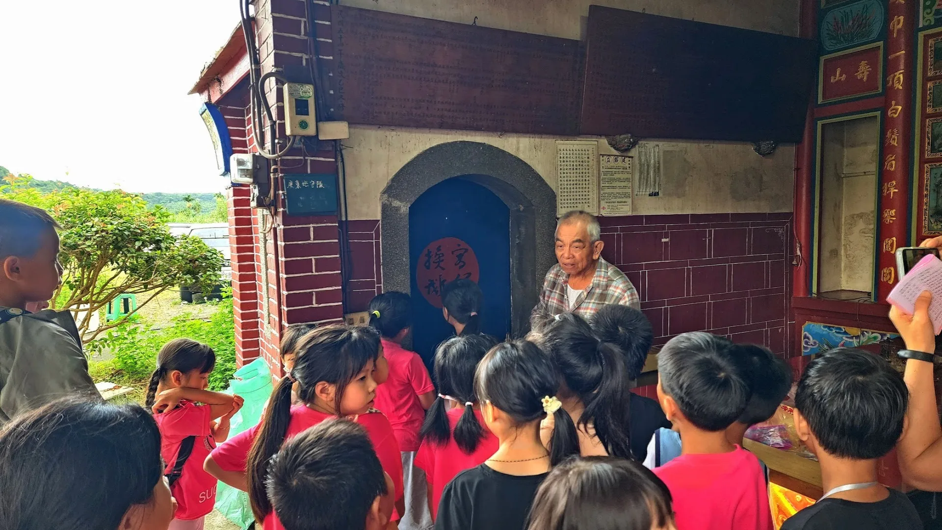 每場拓繪，透過解說，先讓在地孩子知道在地信仰與文化，才進行拓繪。