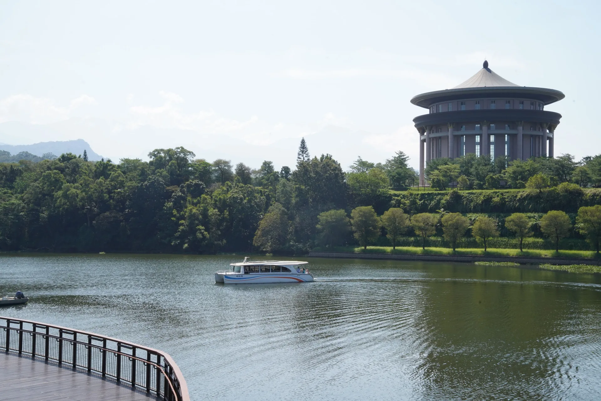 峨嵋湖遊船。新竹縣政府提供