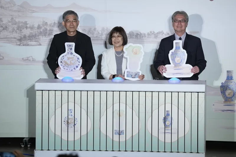 國立故宮博物院成立百週年，台灣銀行14日推出限量「故宮百年紀念金銀條塊」，共有3款，故宮副院長黃永泰（左起）與台灣銀行董事長凌忠嫄、中央造幣廠廠長葉牧青出席記者會，在發行啟動儀式展示「福祿百財紀念金條」（中），與「連年有餘紀念金條」（右）、「龍傳萬代紀念銀條」（左）牌子。中央社