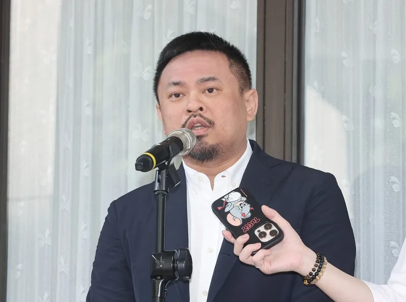 長榮航空空服員抱病上班返台離世引發關注。勞動部長洪申翰呼籲長榮航空應誠懇面對基層員工聲音、好好與工會協商。中央社