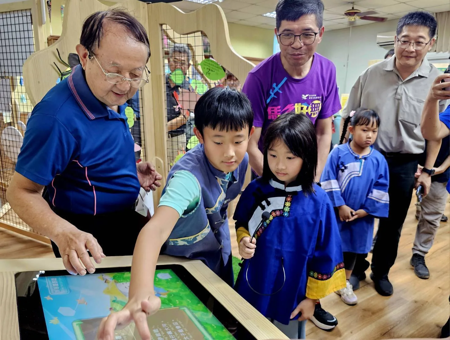 客家文化發展中心「六堆校園行動展」由學童解說展出內容。客發中心提供