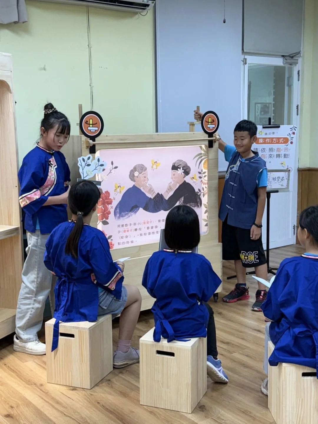 客家文化發展中心「六堆校園行動展」由學童解說〈假黎婆〉繪本故事箱。客發中心提供