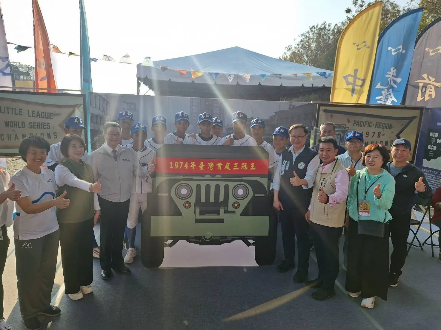 客家文化發展中心「慶60．六堆運動會暨後堆人文影像巡展」（左起）客家委員會古秀妃主委、屏東縣周春米縣長、行政院卓榮泰院長與選手於展區前共同合影。客發中心提供