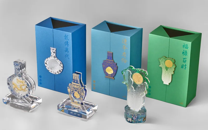 故宮百年院慶攜手台灣銀行和中央造幣廠跨界合作，限量推出「故宮百年紀念金銀條塊」，共有「龍傳萬代」、「連年有餘」、「福祿百財」3款設計。台銀提供