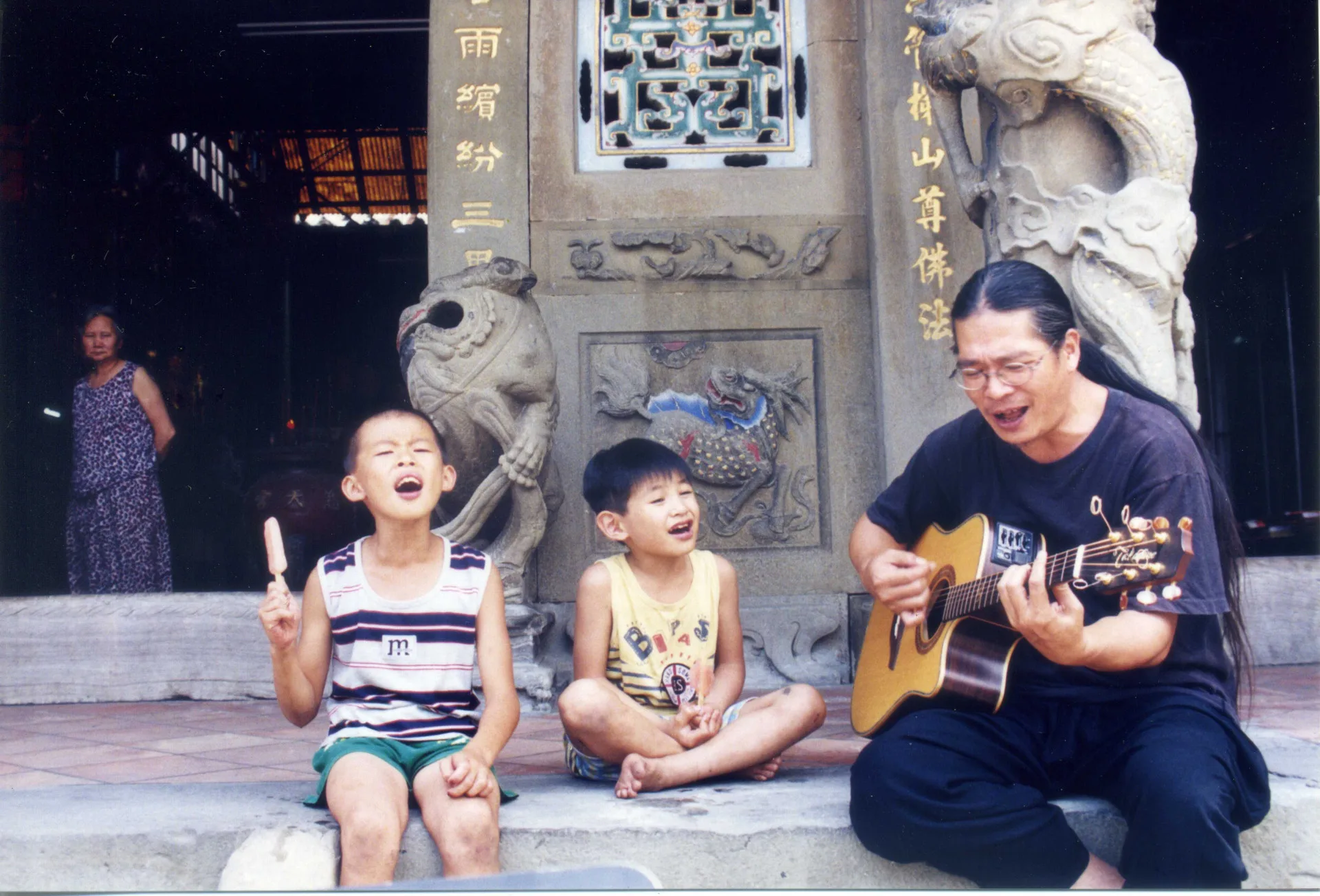 陳永淘唱客家歌會有小朋友靠過來聽，做童謠或兒歌給小朋友聽或唱，對客家話復振很有幫助。古少騏攝