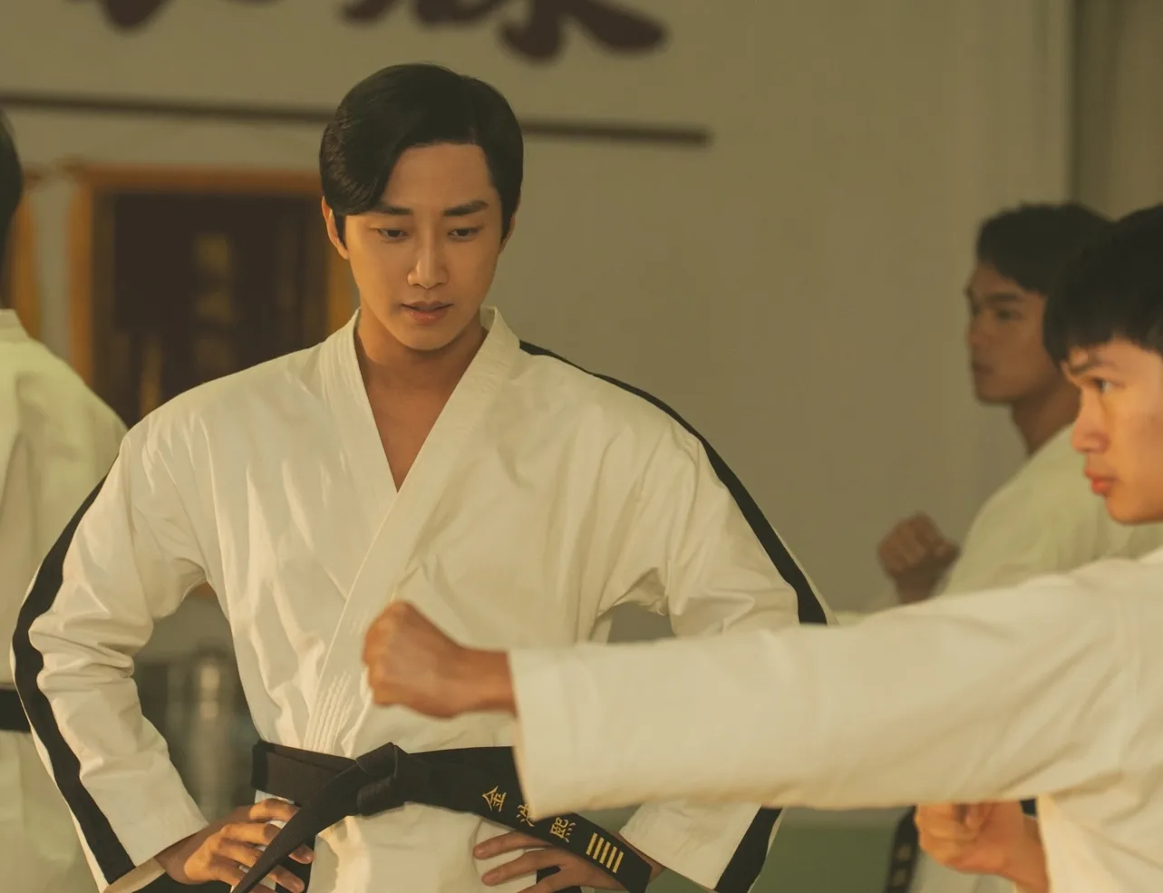 振永在《那張照片裡的我們》飾演來自韓國的跆拳道教練，穿著跆拳道服十分帥氣。