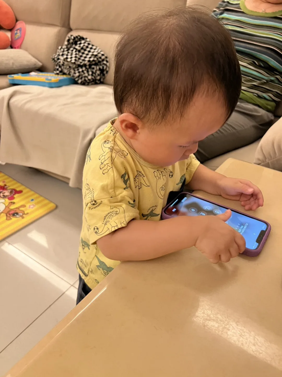 你知道嗎？還沒滿兩歲的小幼兒就會滑手機了，這張照片是無意間拍到的，那麼這個手機裡面的內容與語言，我們發現可就早早影響了我們的嬰幼兒，可見客委會應該有新的任務要好好來處理了。楊國鑫攝