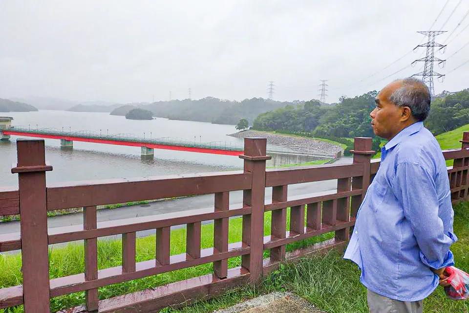一位家住寶二水庫底的老人，每每想家的時候就會到寶二水庫看著以前的家在感傷。陳權欣攝