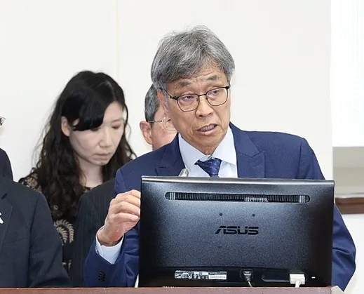 農業部長陳駿季今天(15日)表示,合約規定清洗光電板只能使用清水,會檢查廠商清洗設備,解除民眾疑慮。中央社