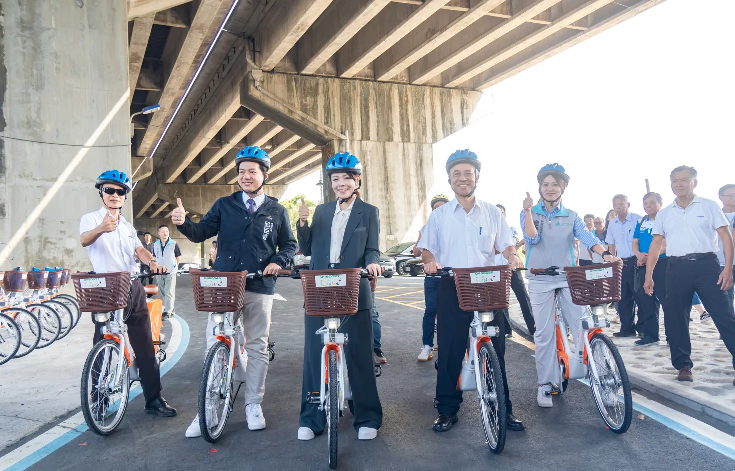 鹽港溪自行車道啟用典禮，停職中的新竹市長高虹安（左3）與代理市長邱臣遠（左2）、客委會副主委范佐銘（左4）合照。新竹市政府提供