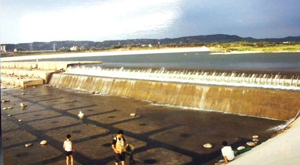 頭前溪隆恩堰在豐水期間，一天可汲五十萬噸的農業用水與二十萬噸的民用自來水，隆恩堰當初只花二億興建。是非常成功的儲水功能建築。陳權欣攝