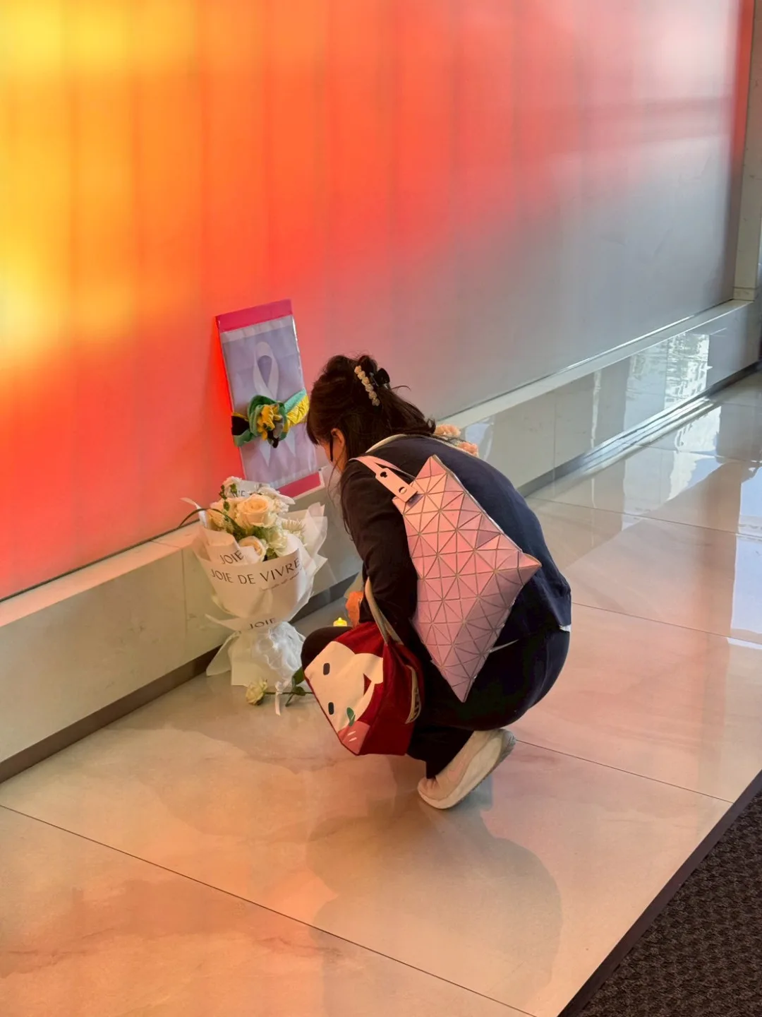 許多長榮空服員今天在公司大廳，獻花表達哀思，希望逝去的組員可以安息。桃園市空服員職業工會提供