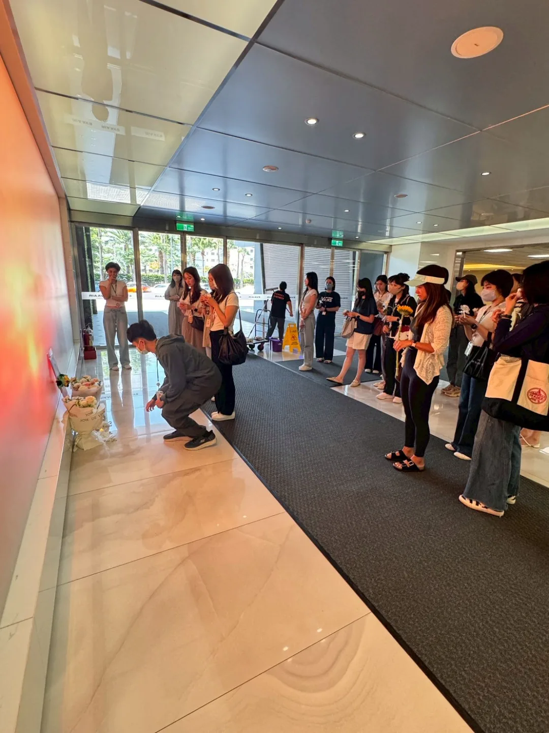 許多長榮空服員今天在公司大廳，獻花表達哀思，希望逝去的組員可以安息。桃園市空服員職業工會提供