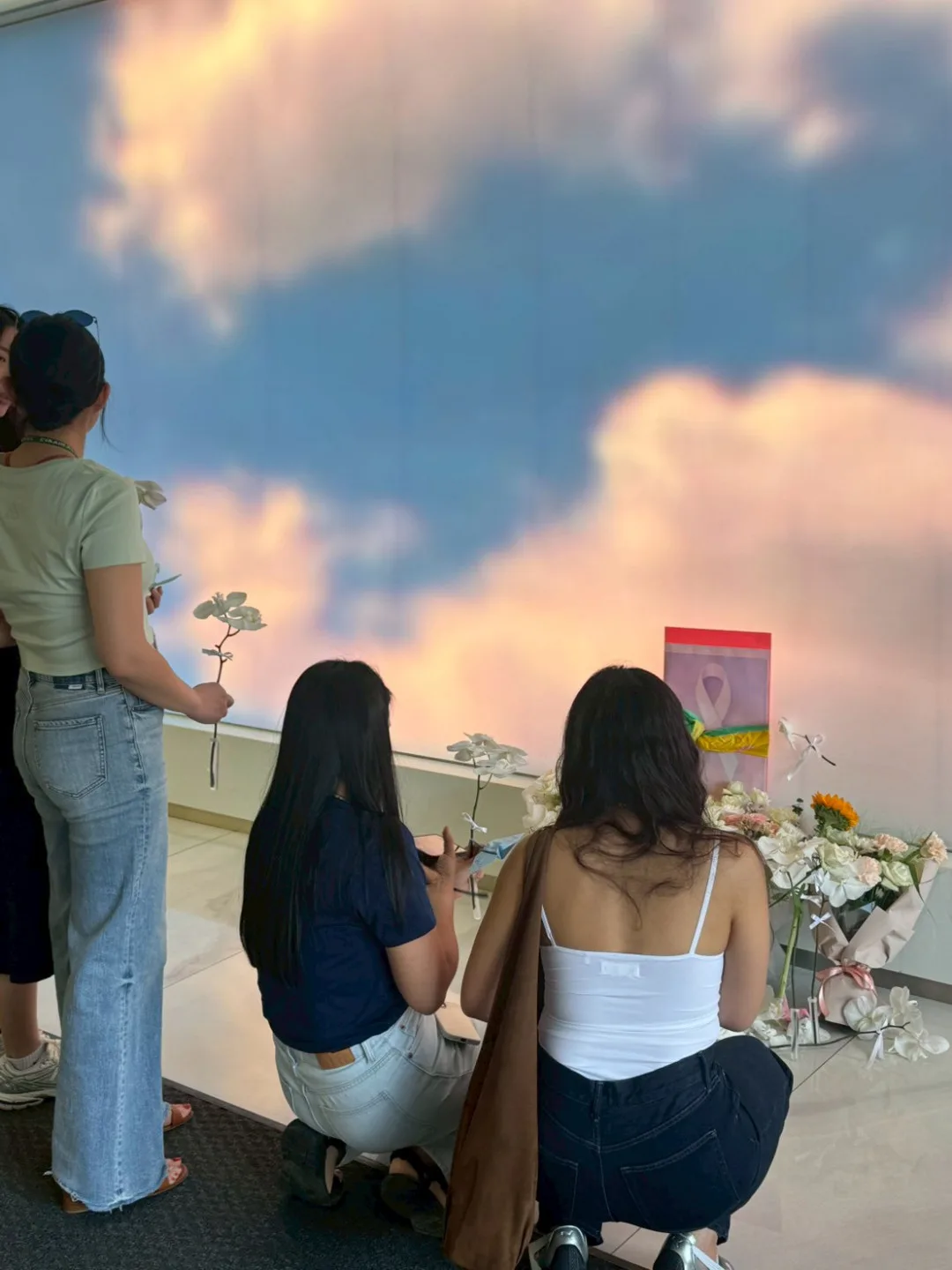 許多長榮空服員今天在公司大廳，獻花表達哀思，希望逝去的組員可以安息。桃園市空服員職業工會提供