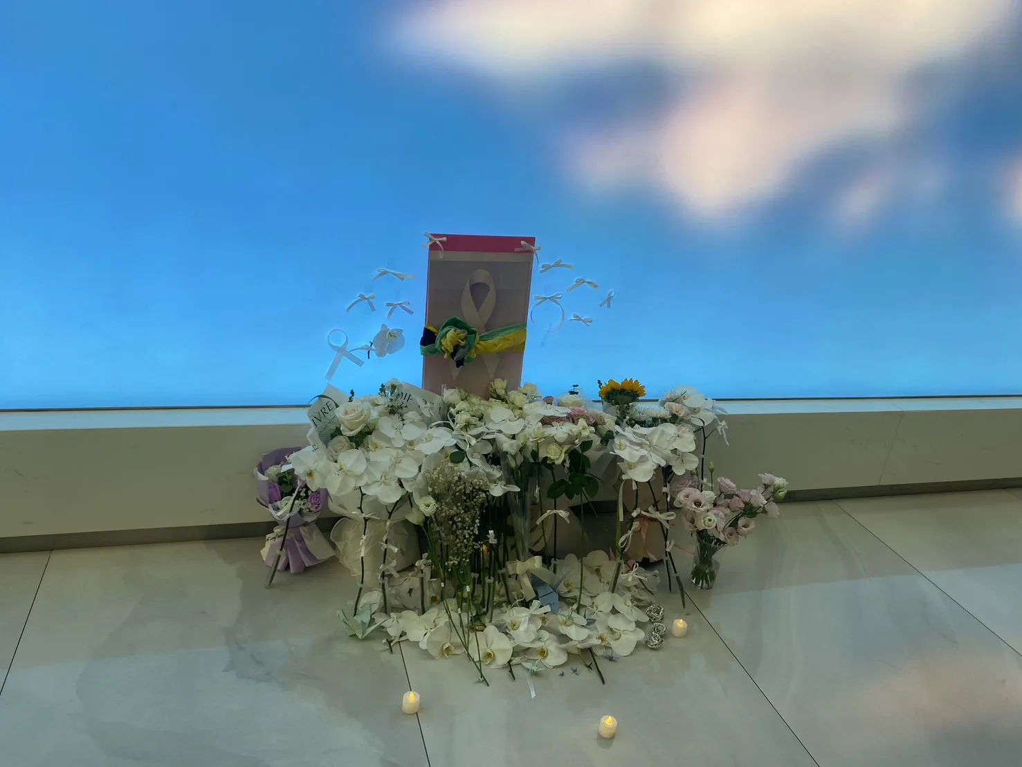 許多長榮空服員今天在公司大廳，獻花表達哀思，希望逝去的組員可以安息。桃園市空服員職業工會提供