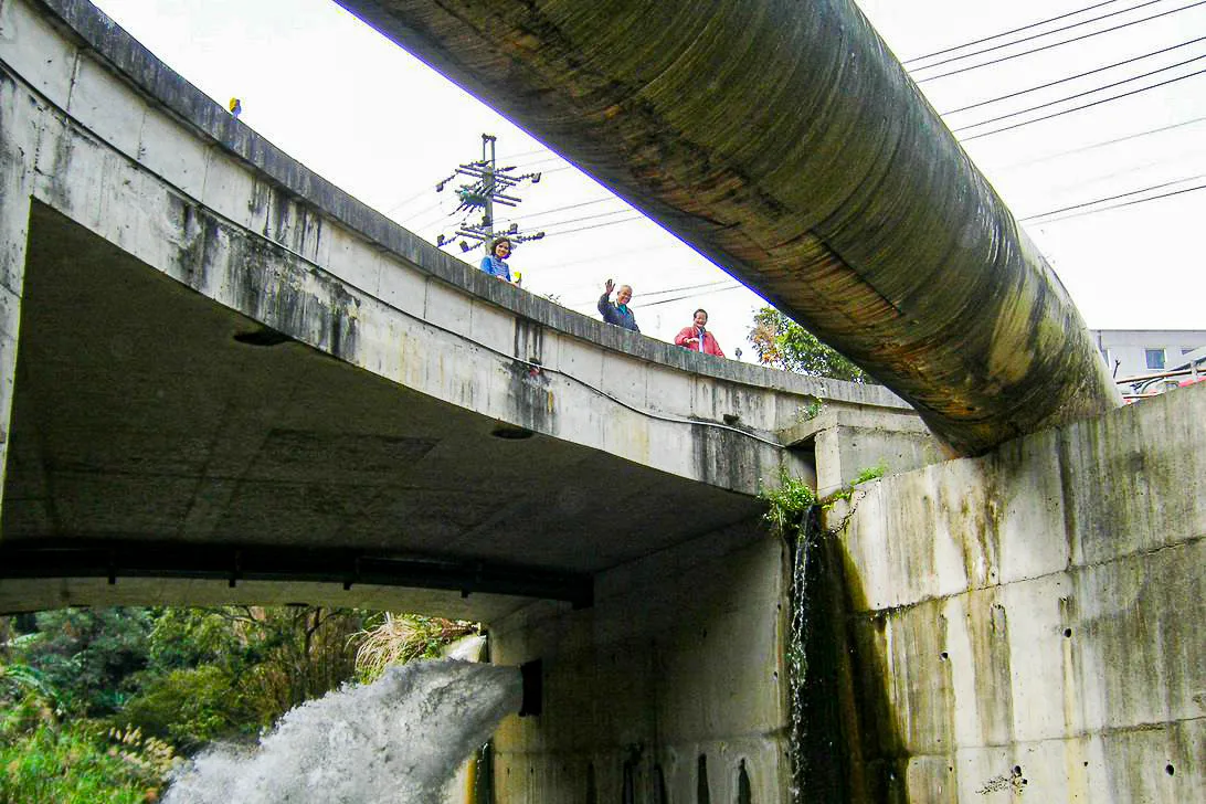 寶二跟寶一的圓型聯通管道直徑有一公尺半寬。陳權欣攝