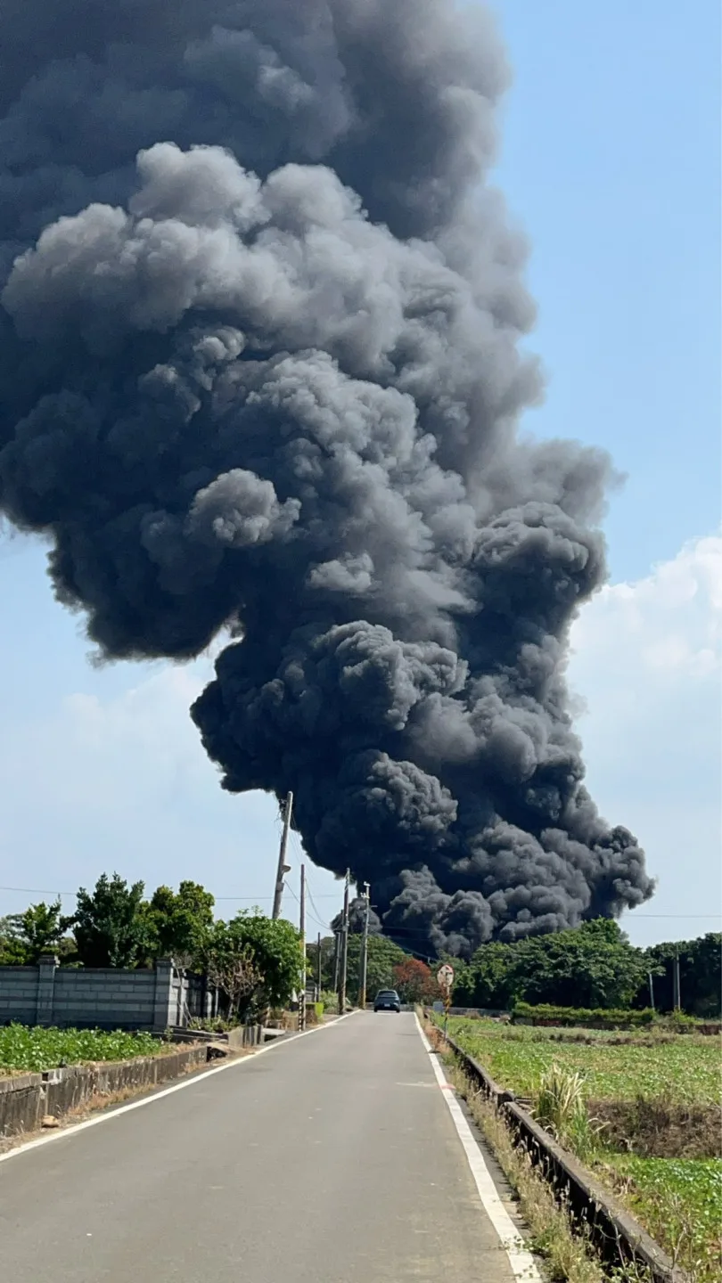 新竹縣新豐鄉家具回收場今天中午發生火警,濃煙沖天。翻攝羅時乾FB