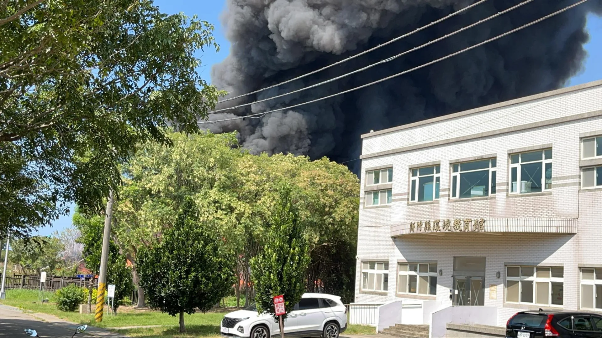 新竹縣新豐鄉家具回收場今天中午發生火警,濃煙沖天。翻攝羅時乾FB