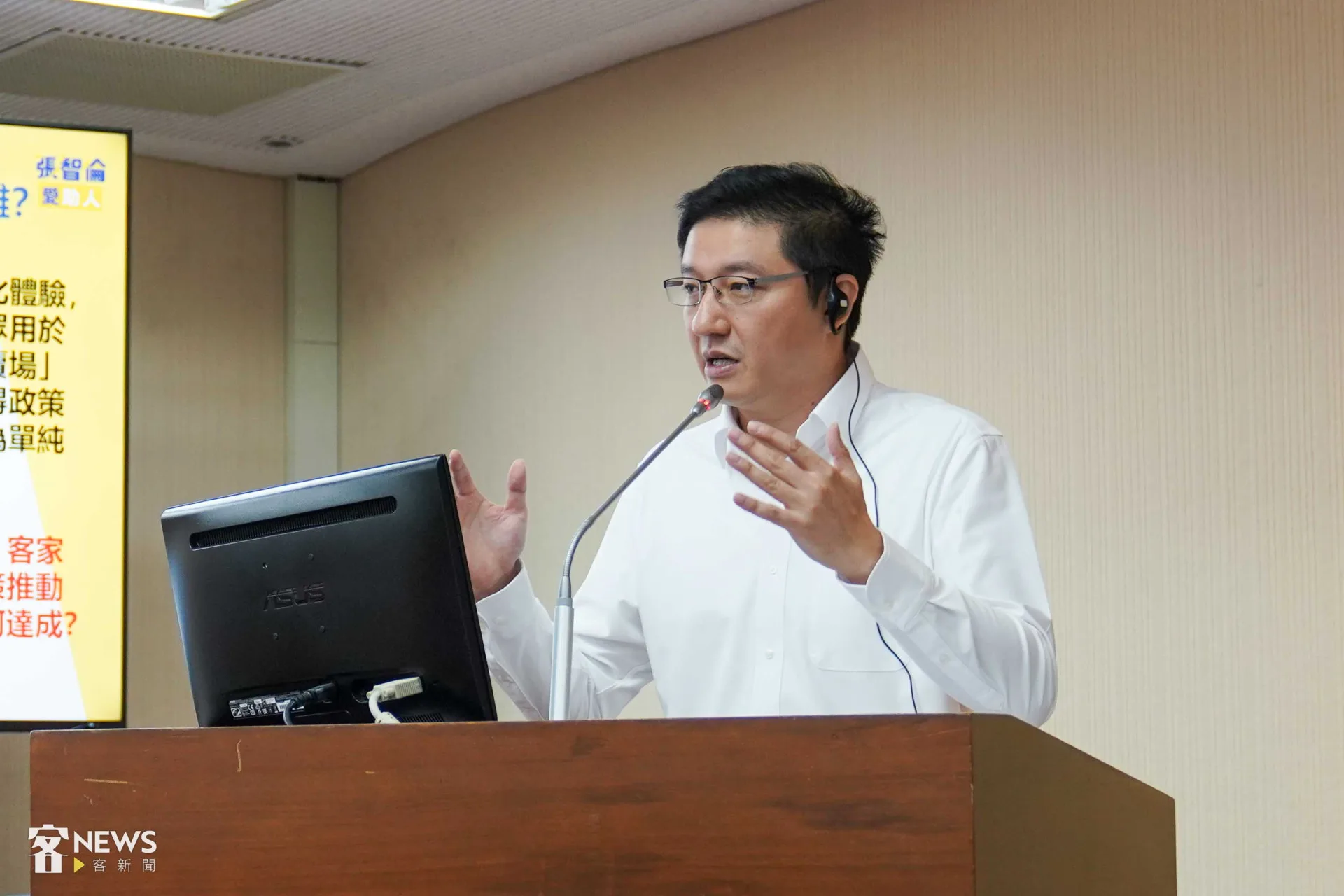 國民黨立委張智倫關心客家幣發行份數與年齡限制。李台源攝