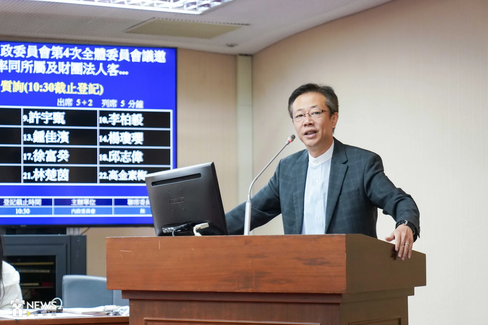 民進黨立委張宏陸提出客委會能發行「客家認同」信用卡的構想，客委會主委古秀妃表示會認真研議。李台源攝