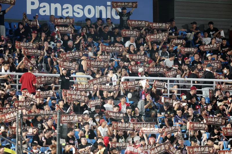 中華職棒11日在樂天桃園棒球場進行季後挑戰賽第2戰，滿場1.8萬人觀戰，主場桃猿球迷們高舉毛巾應援。中央社