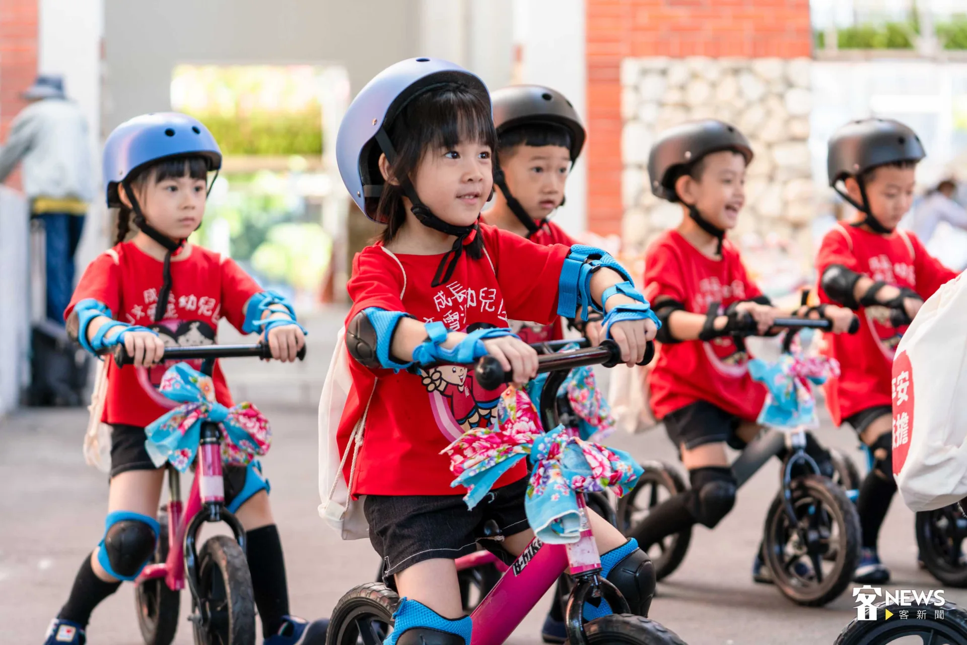 「親子挑擔奉飯」活動，邀請孩子背上小擔頭，隨滑步車前導隊伍出發，體驗融合傳統與現代的挑擔樂趣。范修語攝