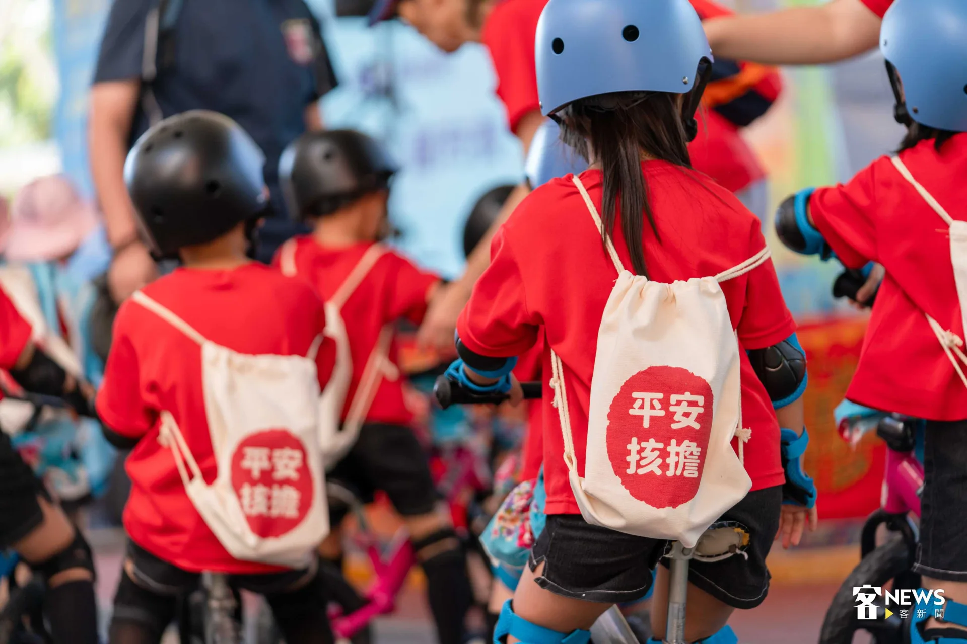 「親子挑擔奉飯」活動，邀請孩子背上小擔頭，隨滑步車前導隊伍出發，體驗融合傳統與現代的挑擔樂趣。范修語攝