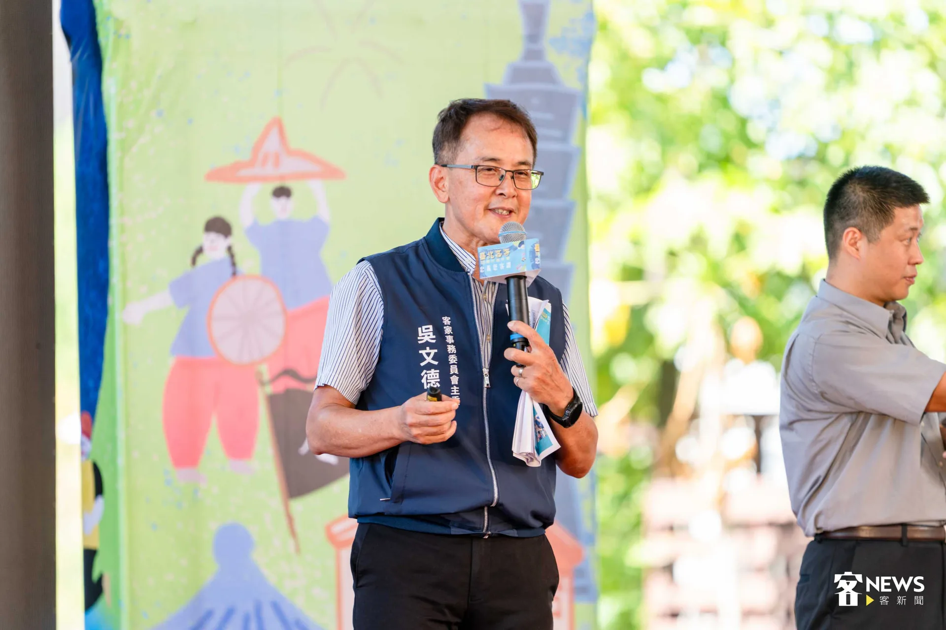 吳文德解說主題蘊含之意，「忠義您」呼應「中意你」的情感連結，傳遞客家文化中溫厚、互助的特質；「客讚」不僅是稱讚的「讚」，也象徵「客棧」的包含、聚合力量。范修語攝