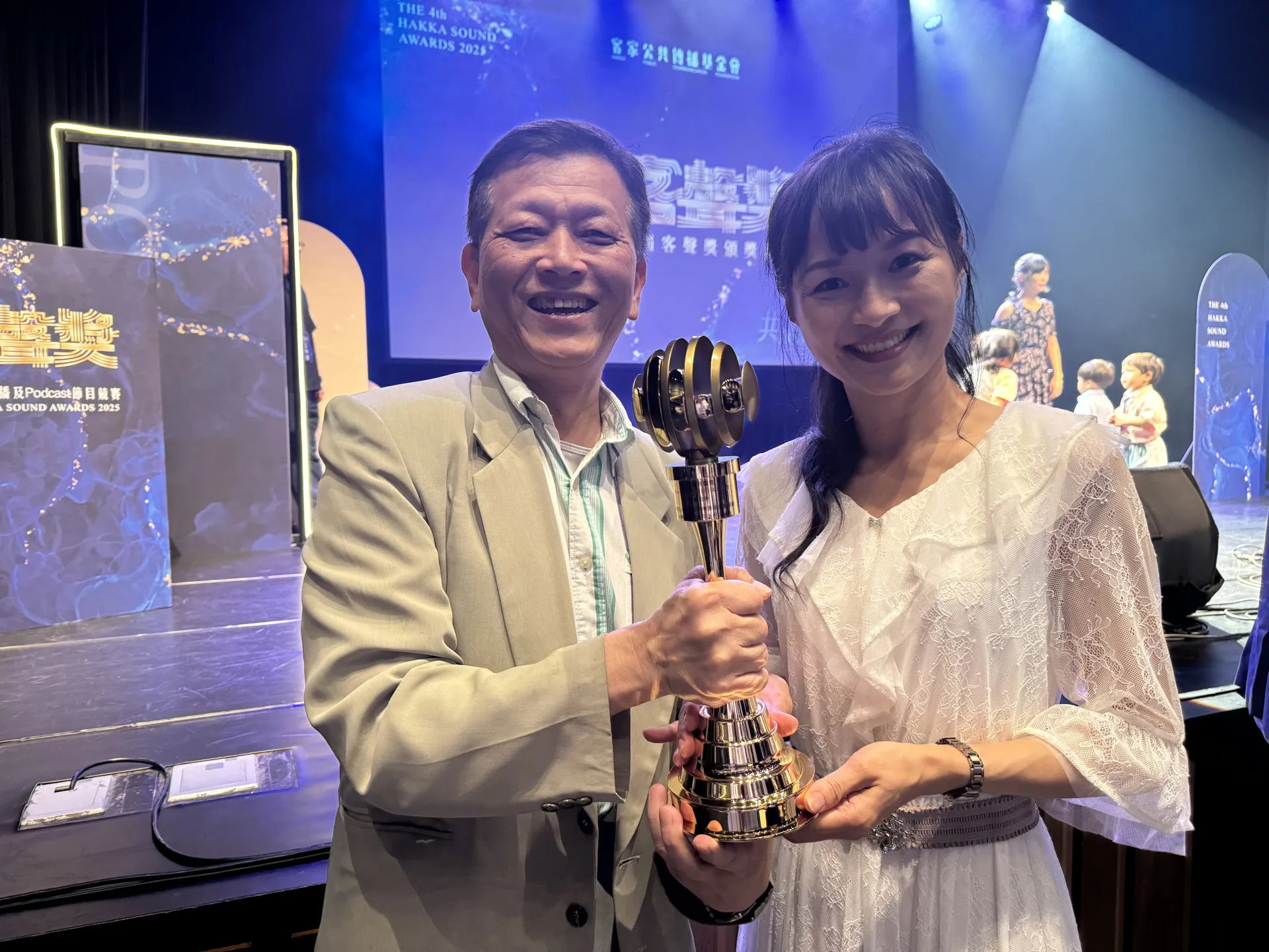 製播優良嬰幼兒客語廣播節目對客語復振一定有所幫助，右為第四屆客聲獎Podcast類兒童及少年節目獎得主張莉涓，客聲獎明年可以考慮增設嬰幼兒節目獎。楊國鑫提供