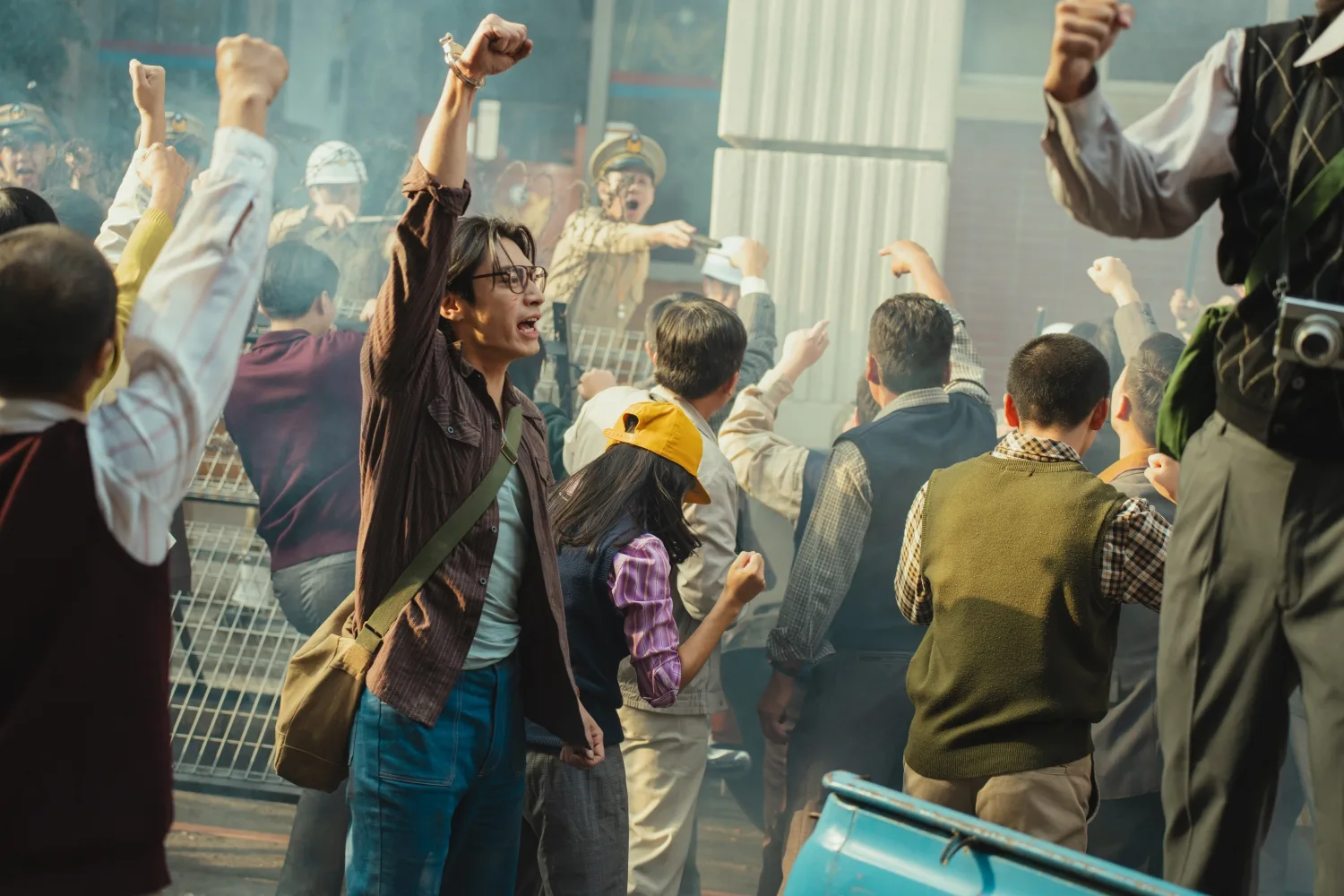 宋柏緯在《那張照片裡的我們》飾演熱血青年，前導預告中抗議場面扣人心弦。