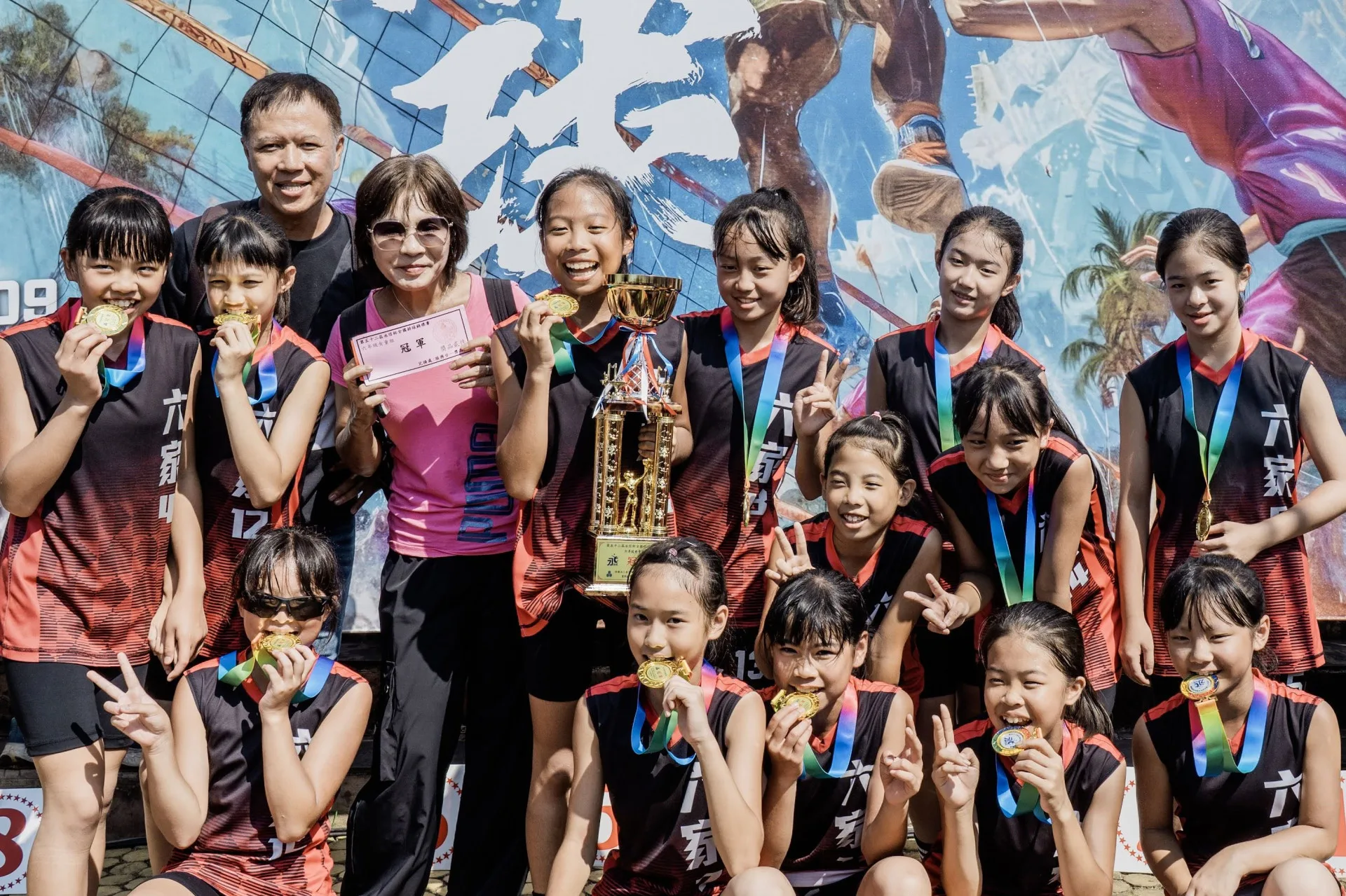 六家國小女排連霸奪永信盃冠軍。