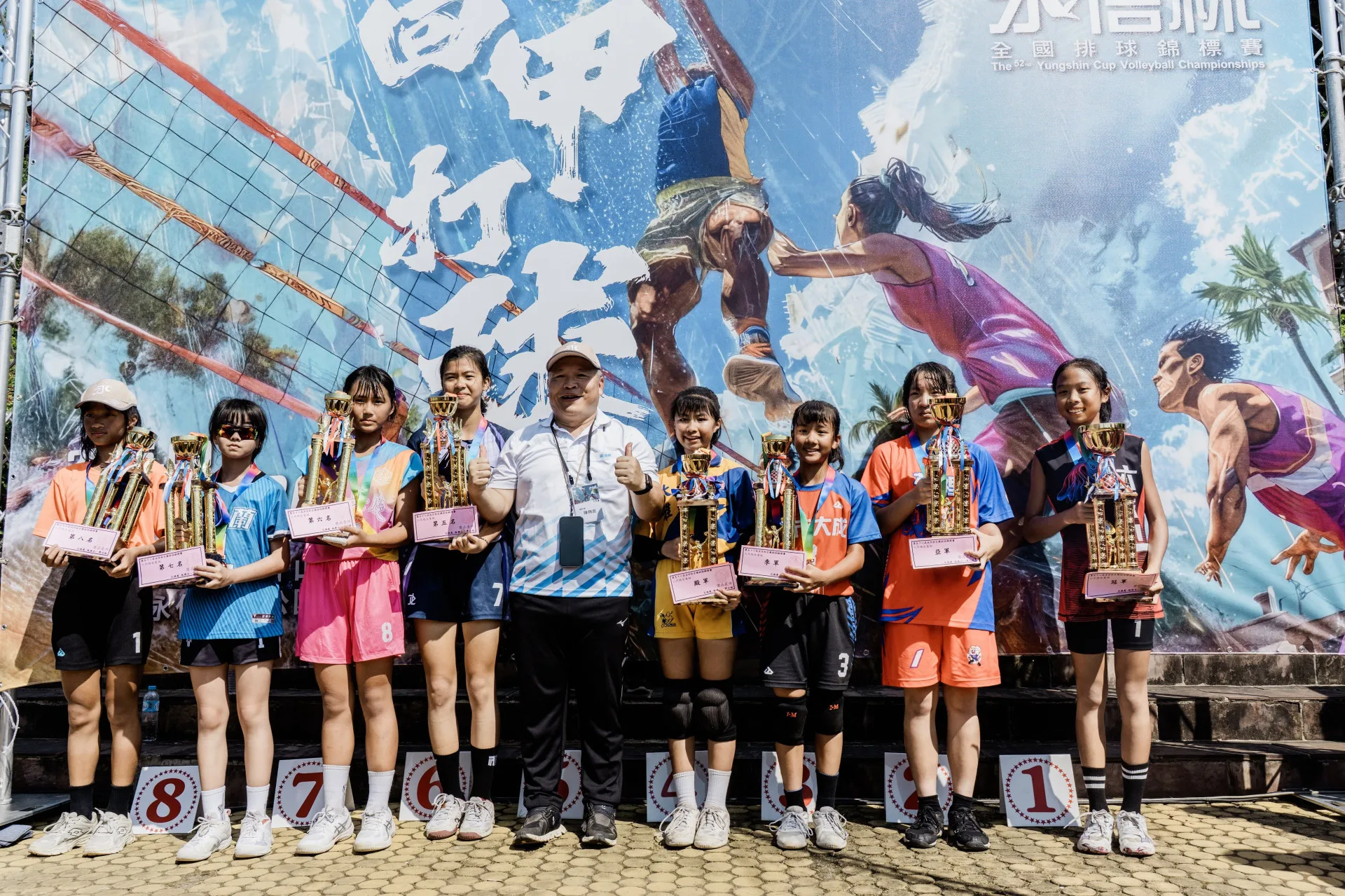 六家國小女排第7次奪得排壇甲子園的永信盃冠軍。