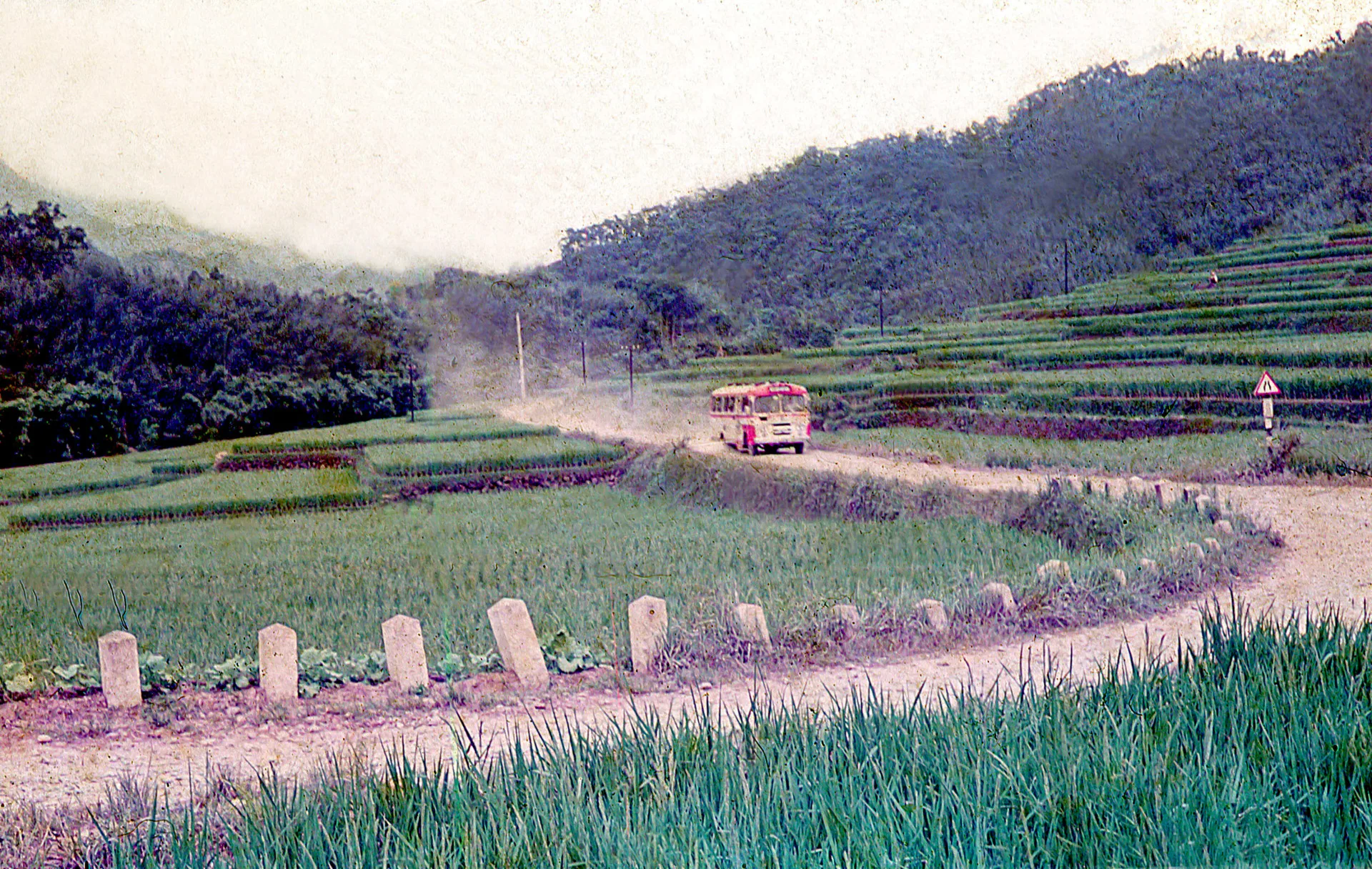 台三線獅潭段開通有客運班車後，苗栗往獅潭才不必爬楔（錫）隘、鳴鳳古道，圖為早年新竹客運班車行駛獅潭途中。陳雲錦提供