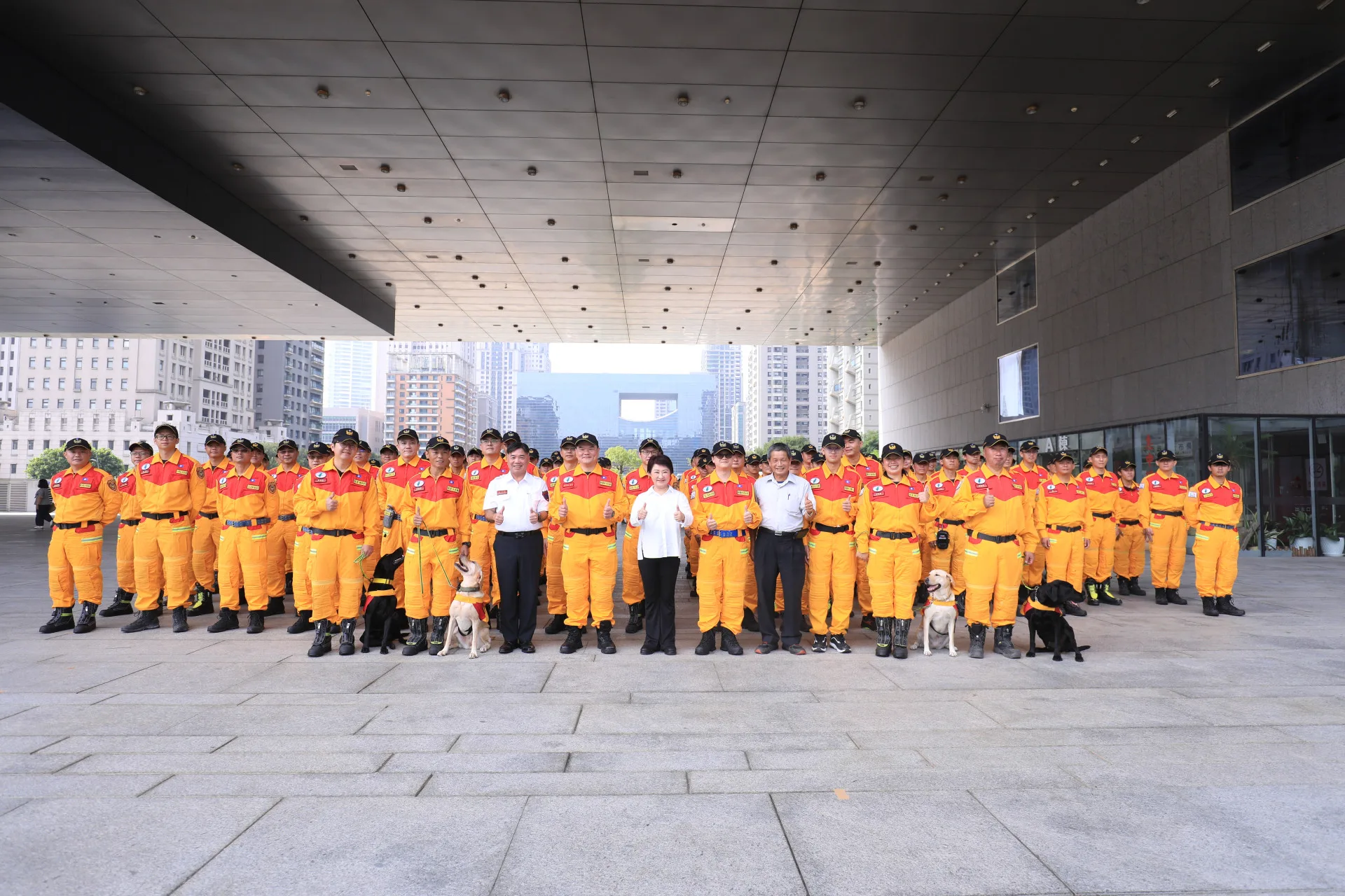 15日上午於台中市政大樓府前廣場舉行「特種搜救隊重型隊伍能力分級檢測授旗儀式」,由市長盧秀燕親自授旗。台中市政府提供