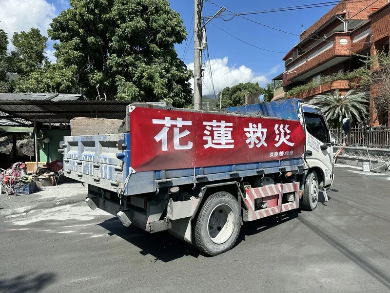 颱風風神恐形成,花蓮縣光復鄉仍在災後復原階段,中央前進協調所轉型編組為「中央緊急應變協調所」進行防颱整備。圖為至光復災區協助救災車輛。中央社