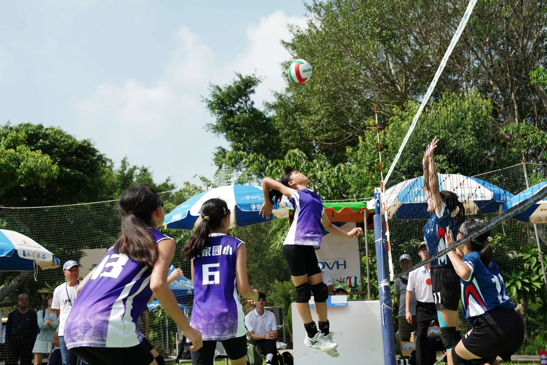 六家國小女排在有排壇甲子園之稱的永信盃奪冠。